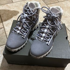NWB SZ 8.5 waterproof Timberland hiking boots.
